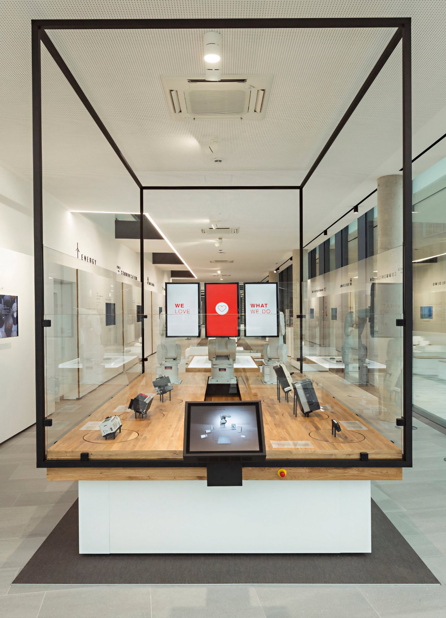 Demonstrator im Mitsubishi Europe Showroom